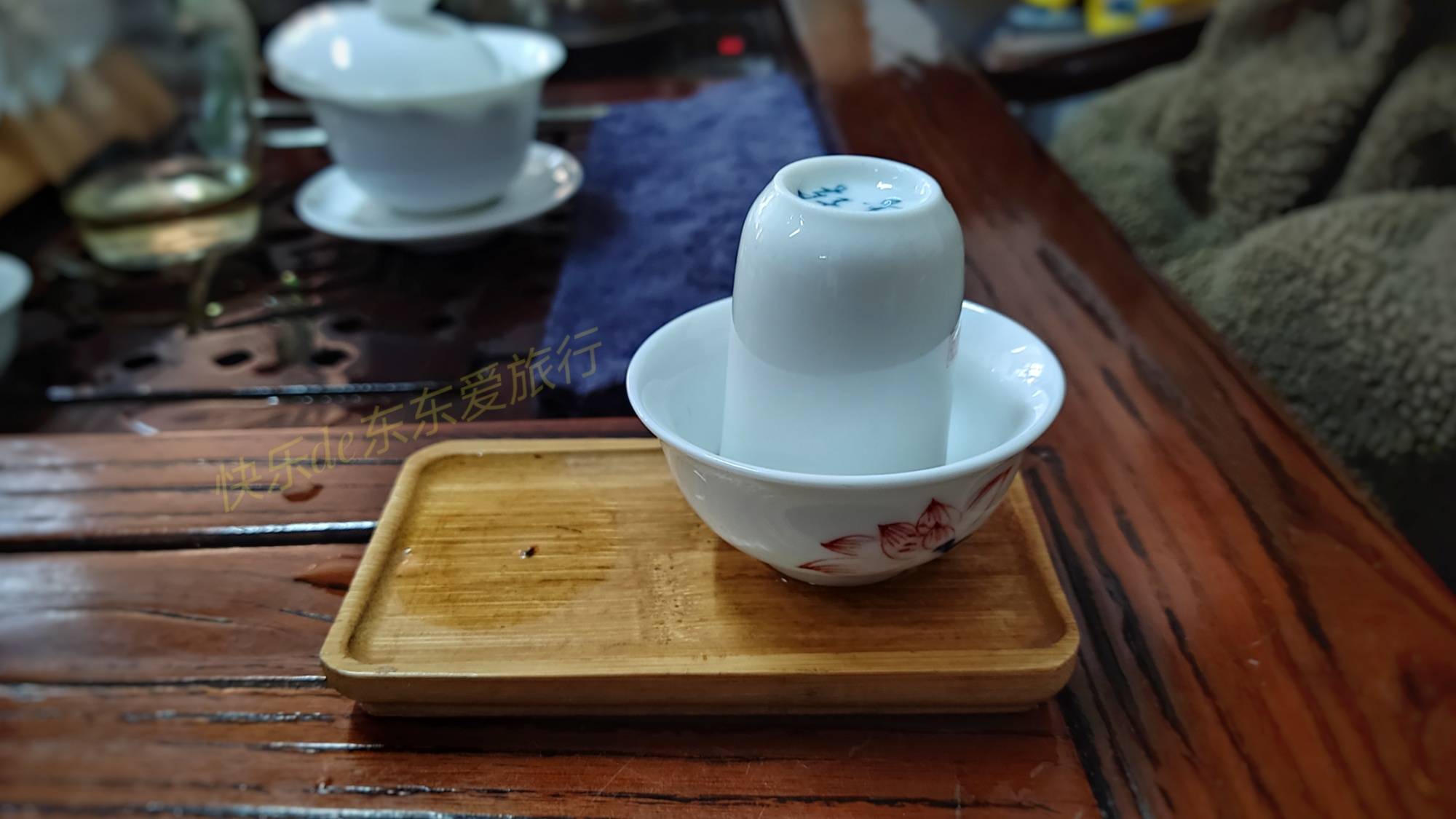 要喝茶的人,將自己的聞香杯取出來放在杯墊上,喝夠了則把聞香杯倒放回