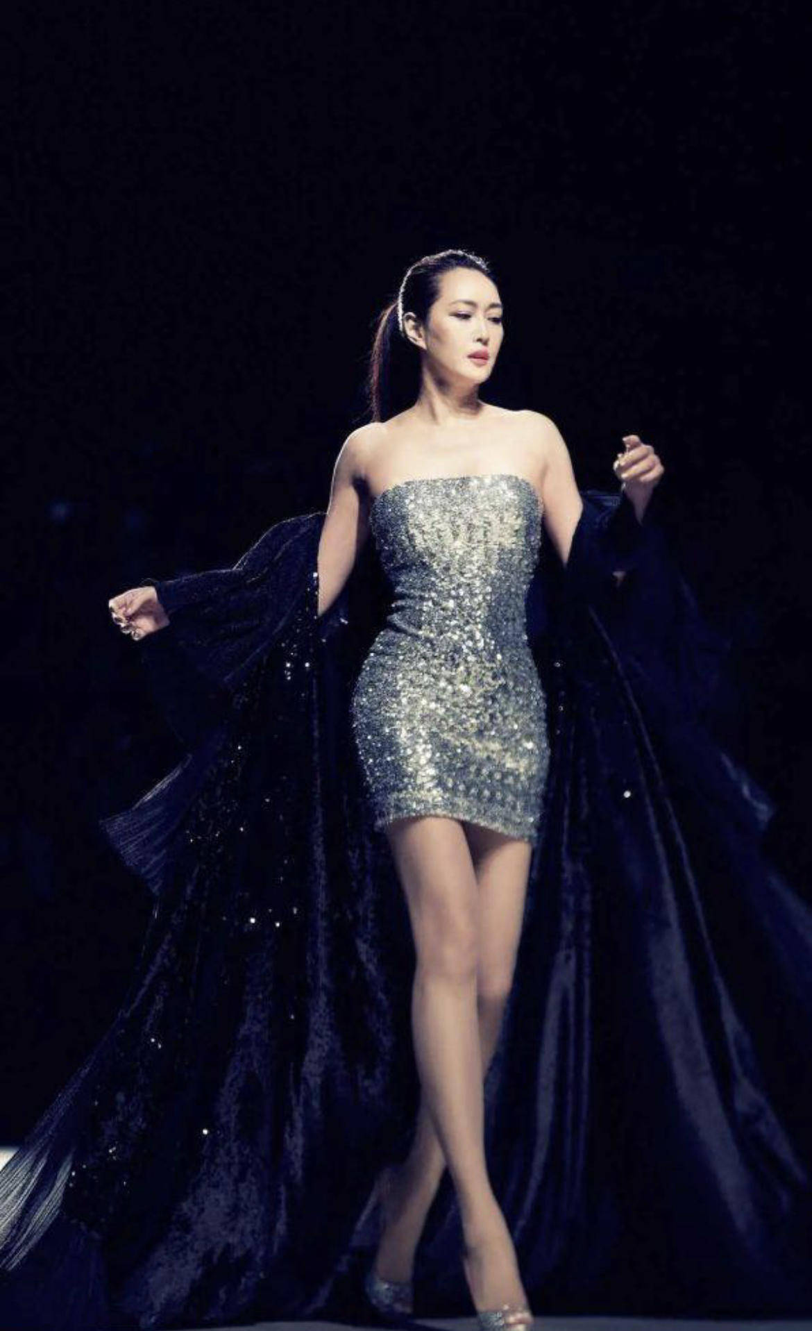 原创真没想到孟广美那么会打扮穿红色直筒连衣裙依然高贵优雅