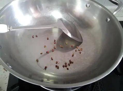 原创
正宗的重庆小面佐料是其灵魂所在