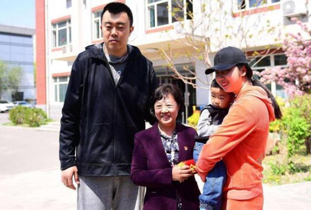 原创别欺负辽篮老好人韩德君丢冠夜被球迷抨击妻子关于离队表态