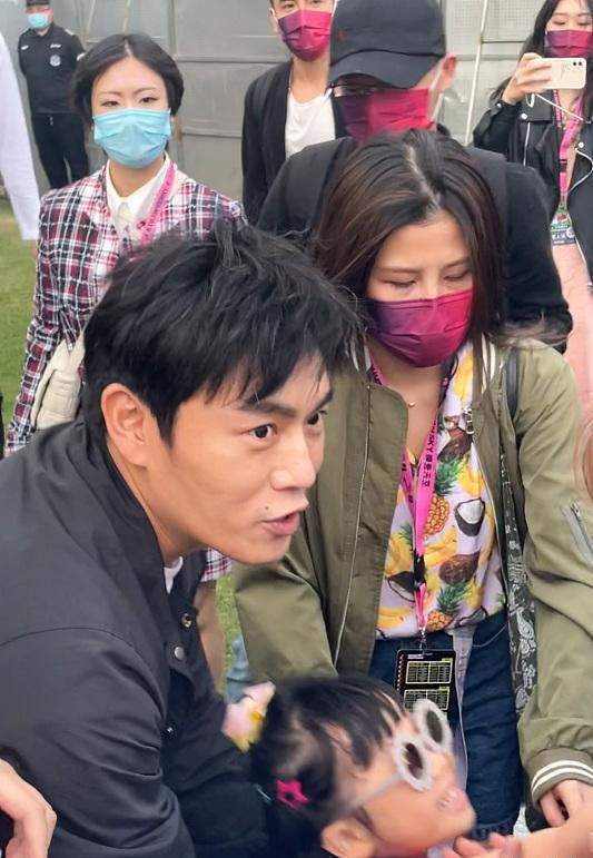 伊能静一家三口罕合体,身材爆肥脸颊下垂