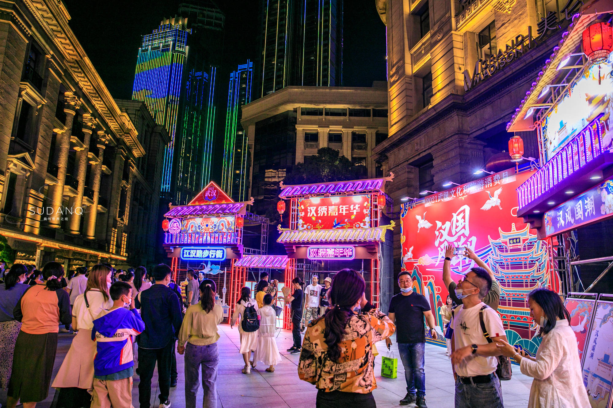 为什么武汉人说江汉路没落了?五一假期,"天下第一步行街"真挤