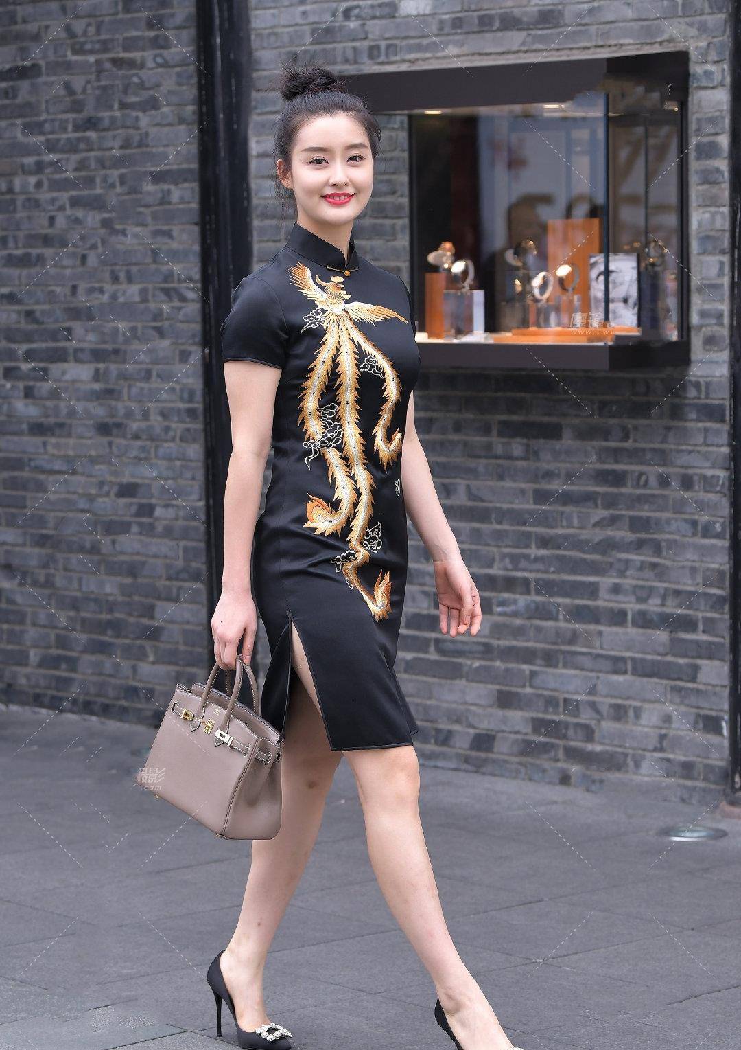 旗袍作为一款华人女性的服装被誉为国粹,它有着非常高的仪式感