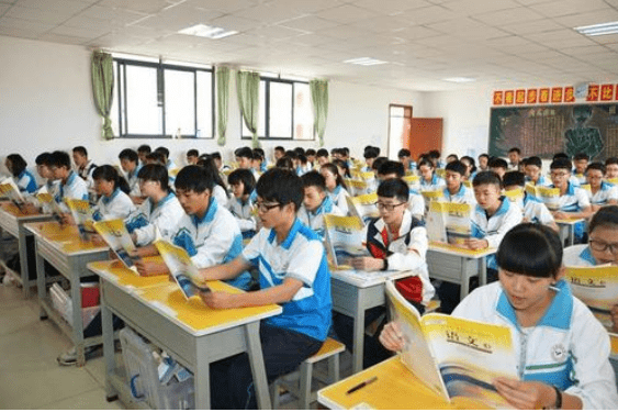 原创大型凡尔赛现场高一男生总考年级第一却总说自己考砸了