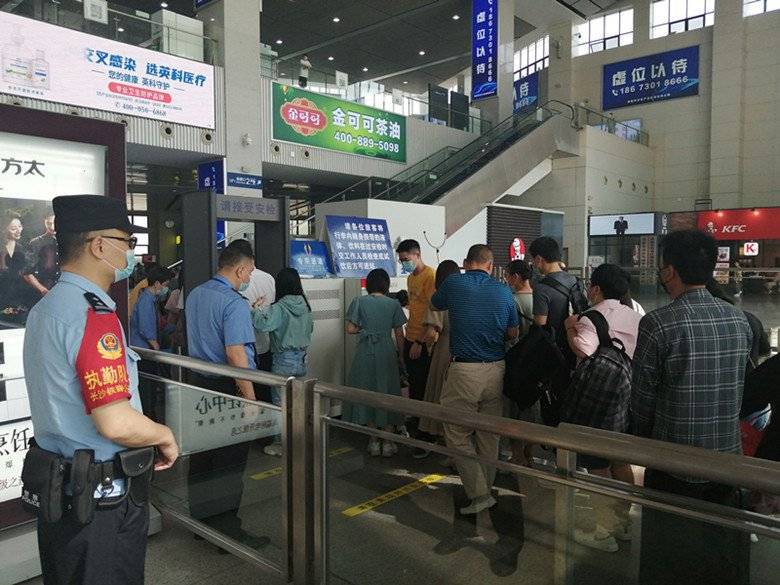 节日我在岗岳阳高铁民警为旅客平安出行保驾护航