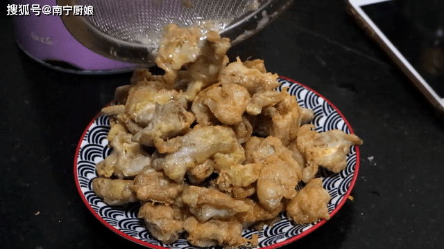 原创
肥肠的家常菜做法,外酥里糯,下酒又下饭,一周吃5次都不嫌腻
爆炒肥肠