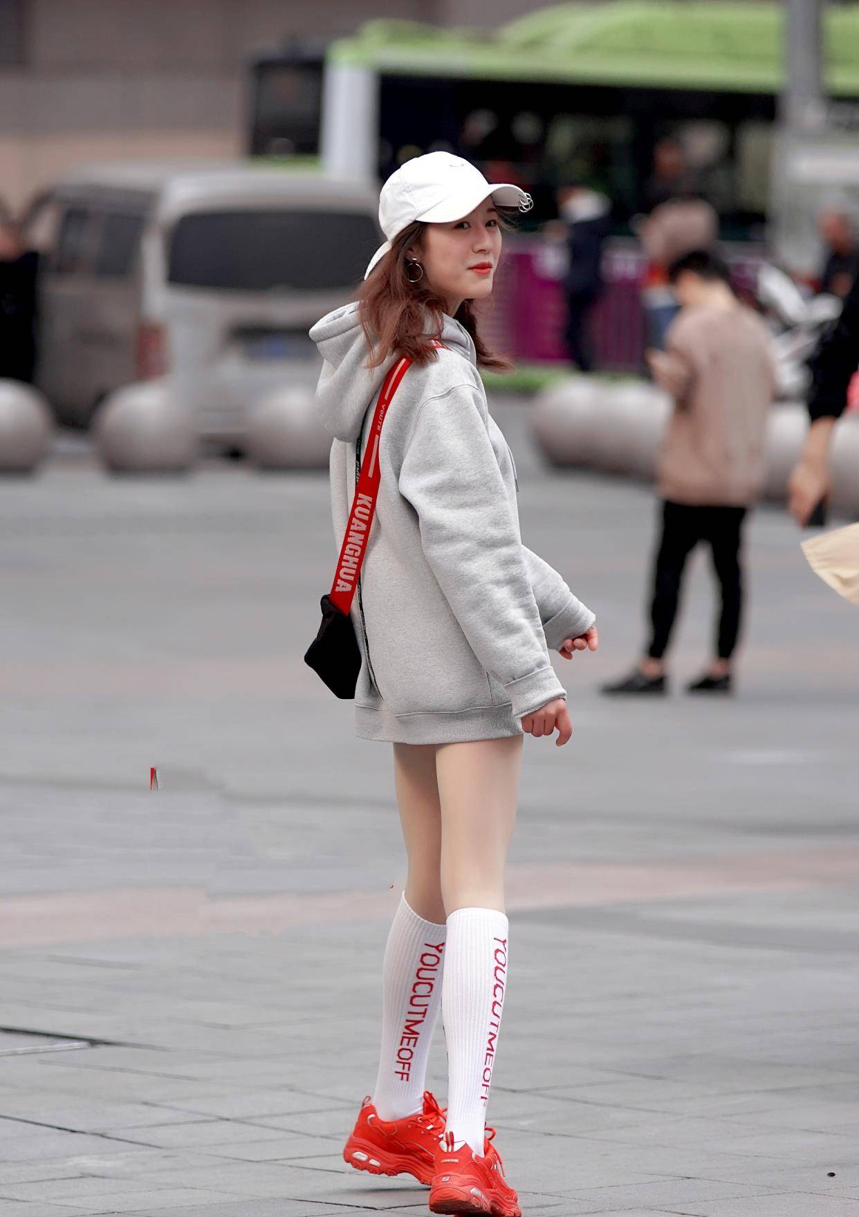 灰色卫衣搭配短裤红色运动鞋穿出下装消失的效果