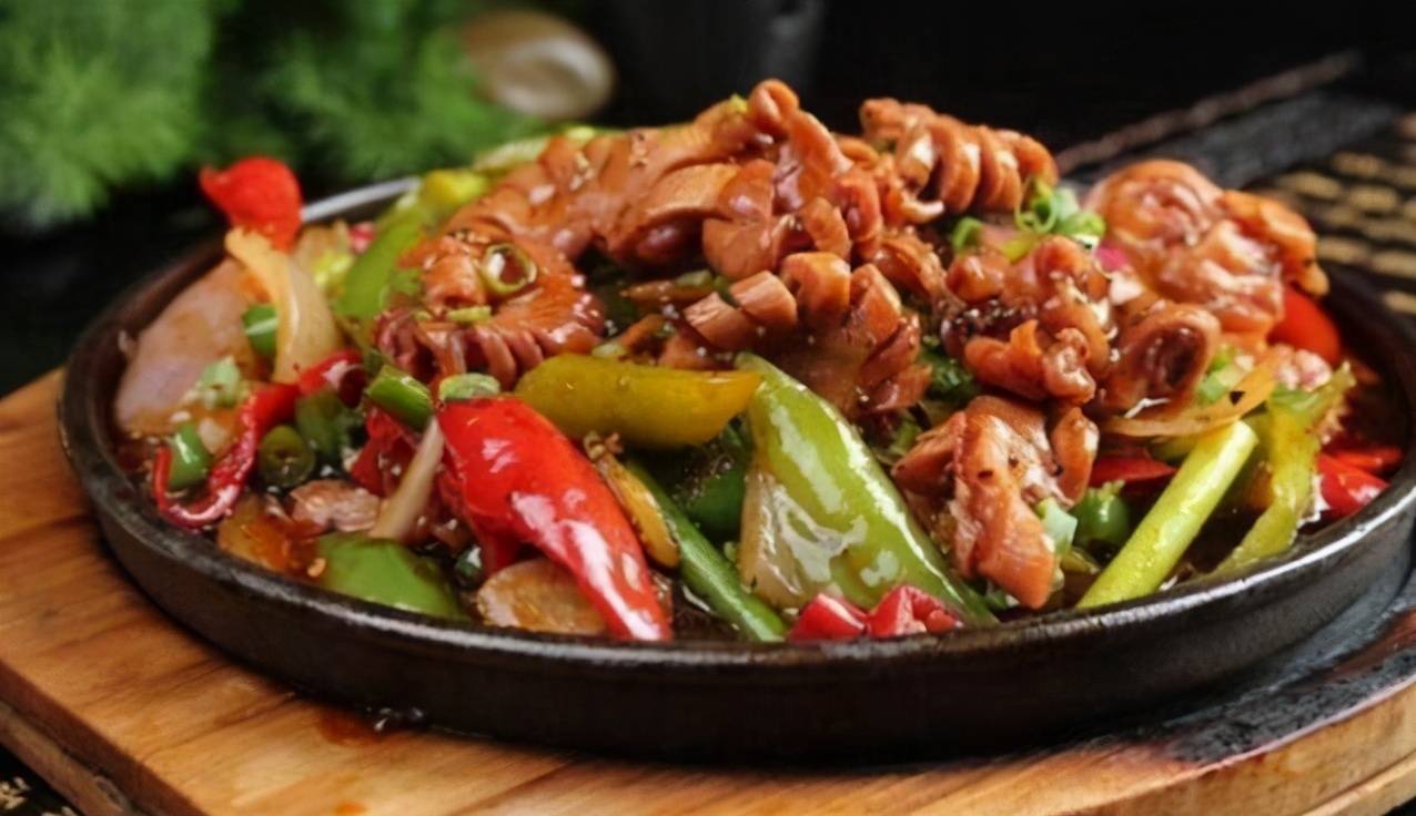 盐,姜葱汁,花雕酒,味精,泡椒油和香油做法:1,把猪生肠治净,先切成6