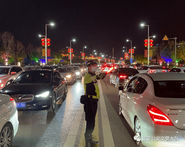 事迹他们用坚守表达热爱与忠诚跳动在城市的大街小巷闪烁的警灯化成