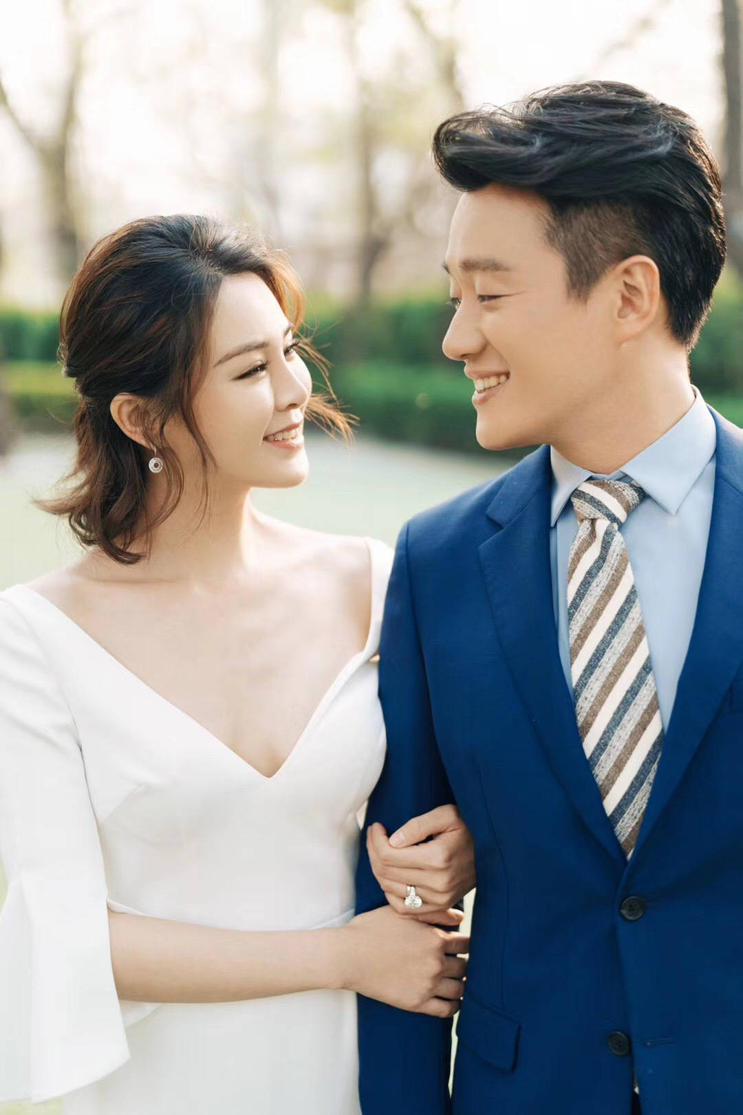 幸福甜蜜的一对夫妻 ba9eefb097c44b139ebbdb6cedc3e877.jpeg