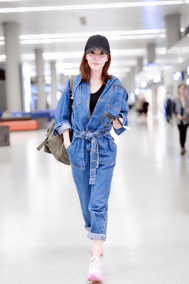 30多岁的李金铭气质真好,穿连体裤秀出曲线,衣着朴素身材倒挺好