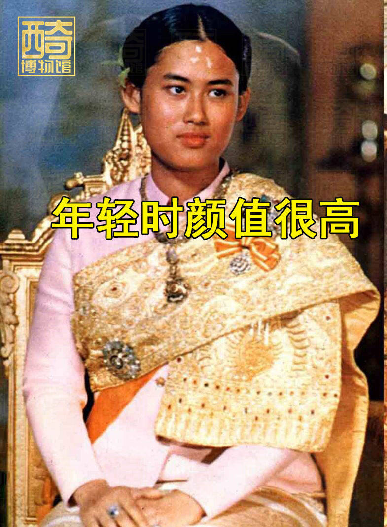 图为1979年诗琳通被普密蓬册封为"女王储"时的照片.