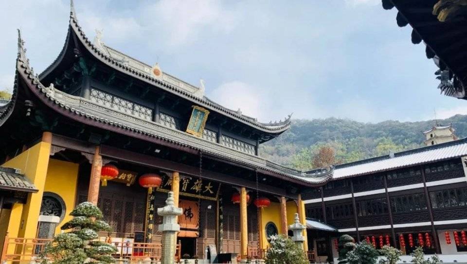 灵峰寺建于南北朝的梁代,距今有一千多年的历史了,是安吉最大的寺院.