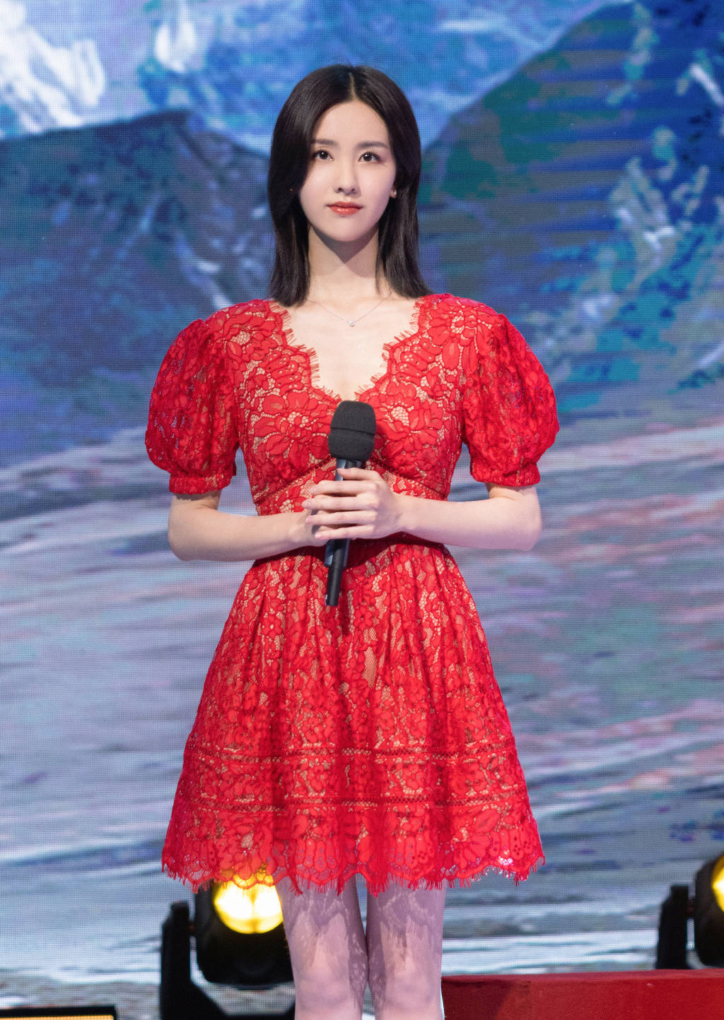 原创陈都灵穿红色蕾丝连衣裙格外的清新洋气网友看后让人心动