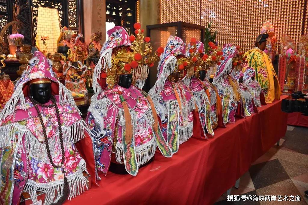 台湾头份永贞宫举行妈祖换穿新客家花布圣袍活动 女性