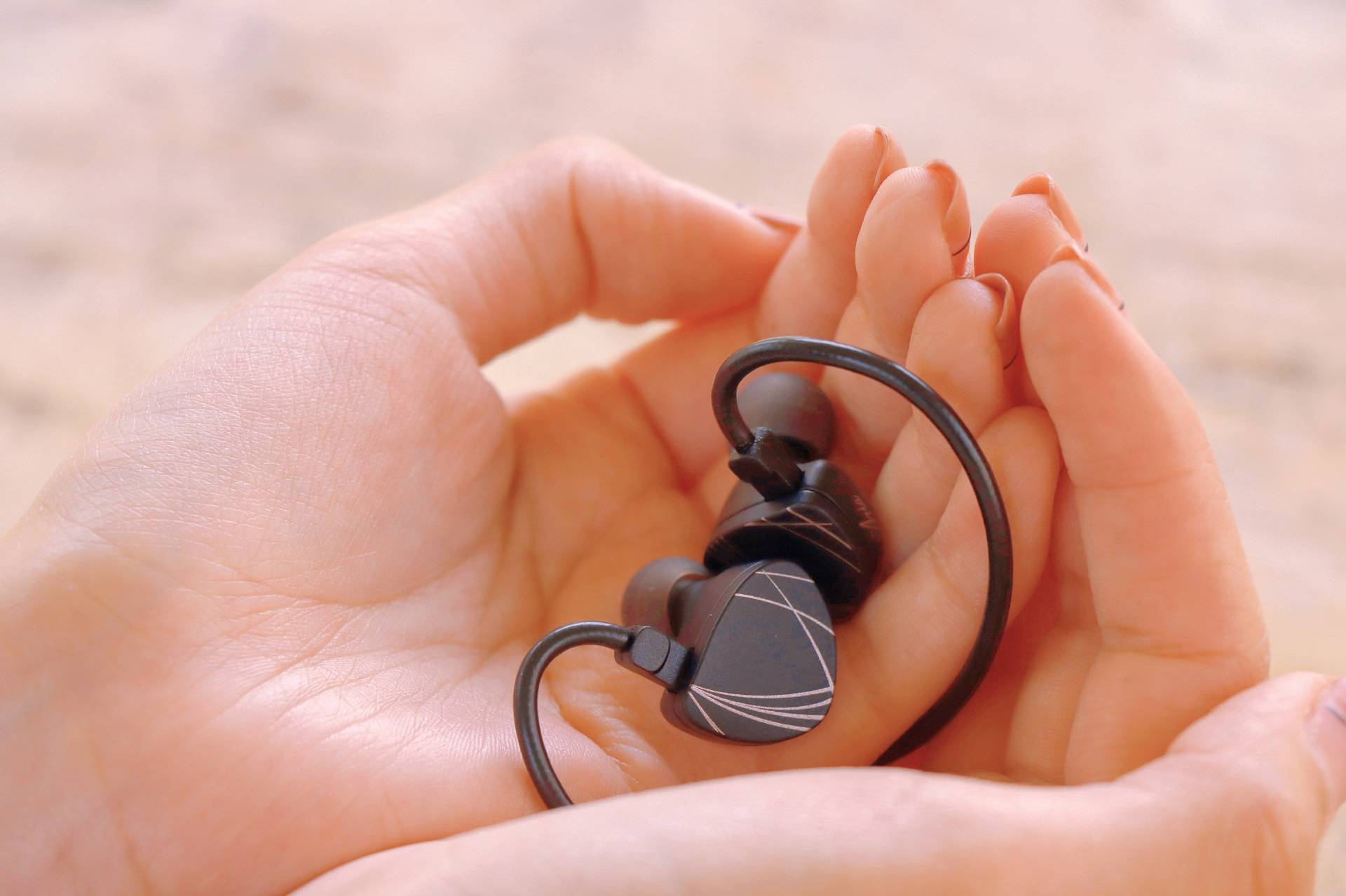 性价比最高的高性能液晶振膜动圈耳机水月雨aria试听简评