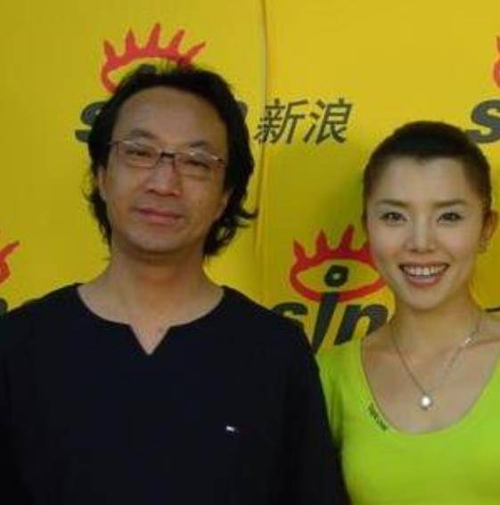 因为那位路学长在拍摄出了一些知名的作品之后,就将马晓晴抛弃了,跟