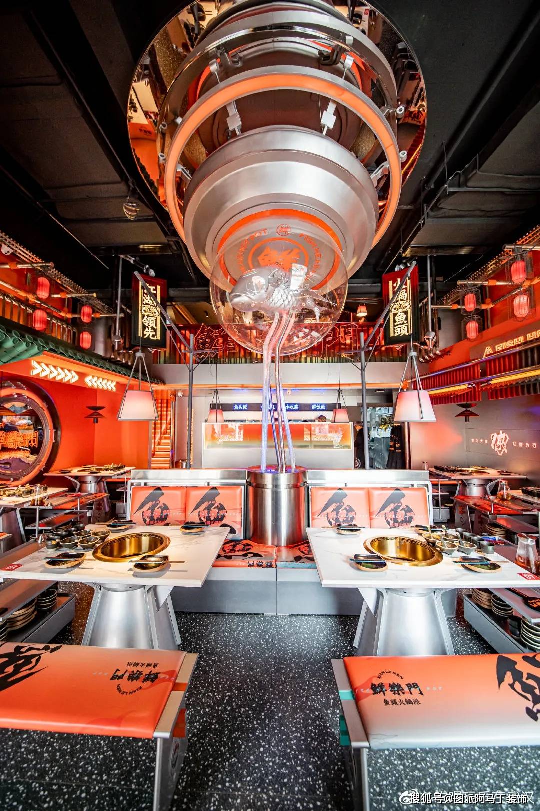 火锅带给人的火辣温暖氛围相契合整体视觉以暗红黄暖色调配色为主再来
