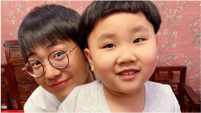 郭德纲小儿子晒自拍,一家四口似复制粘贴一样