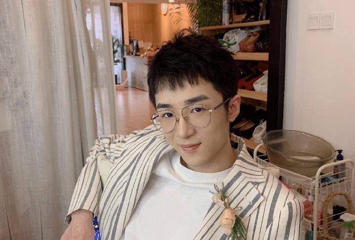 和平精英"最下饭"主播?直播游戏日常翻车,他曾经也是个王者_王小