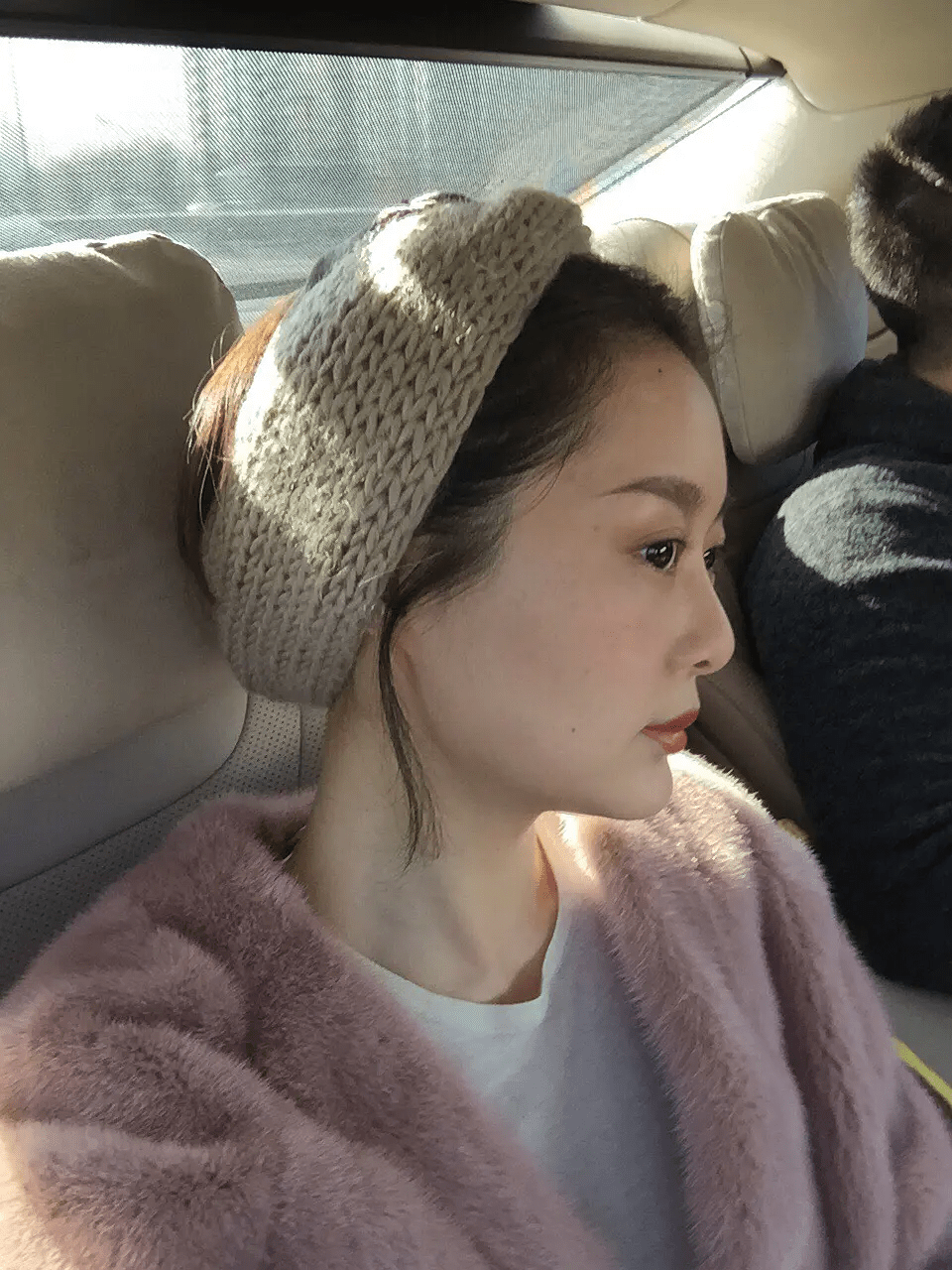 原创网红晚晚合照输给路人?穿白衬衣配西装,脸p后仍比路人大一圈