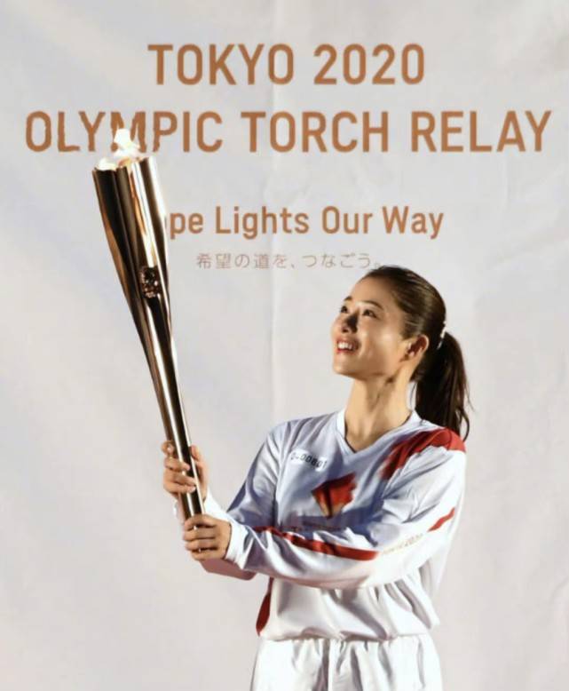 石原里美成奥运传递大使,现身公园传递火炬,笑起来超甜美
