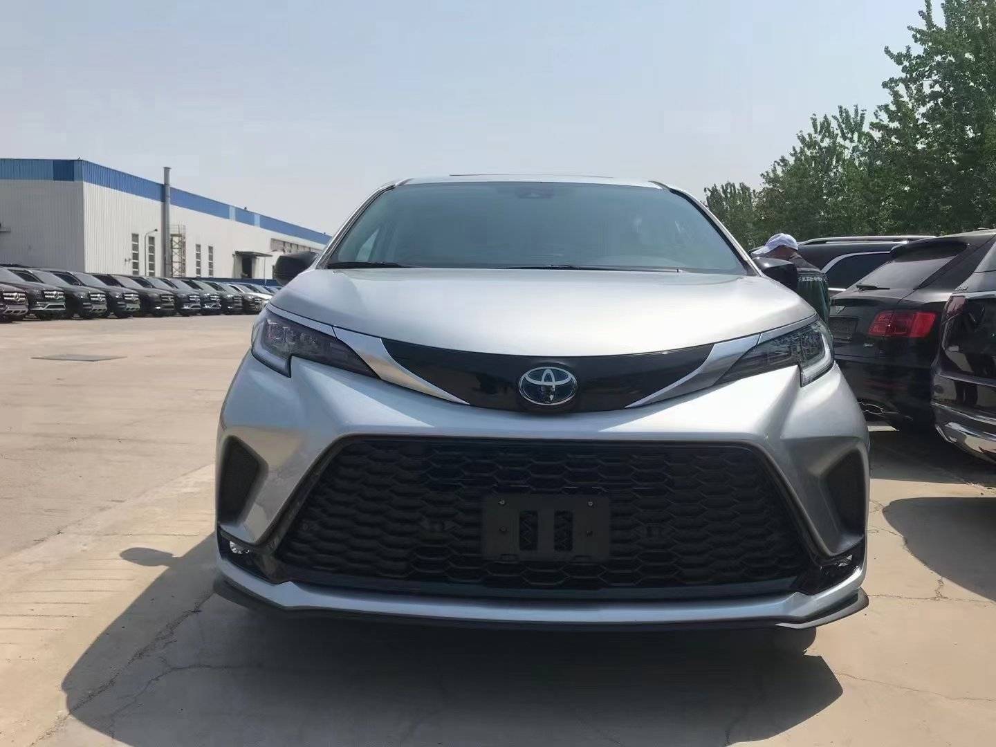 国六版丰田塞纳实拍预售46万空间不逊gl8金属漆面真帅气