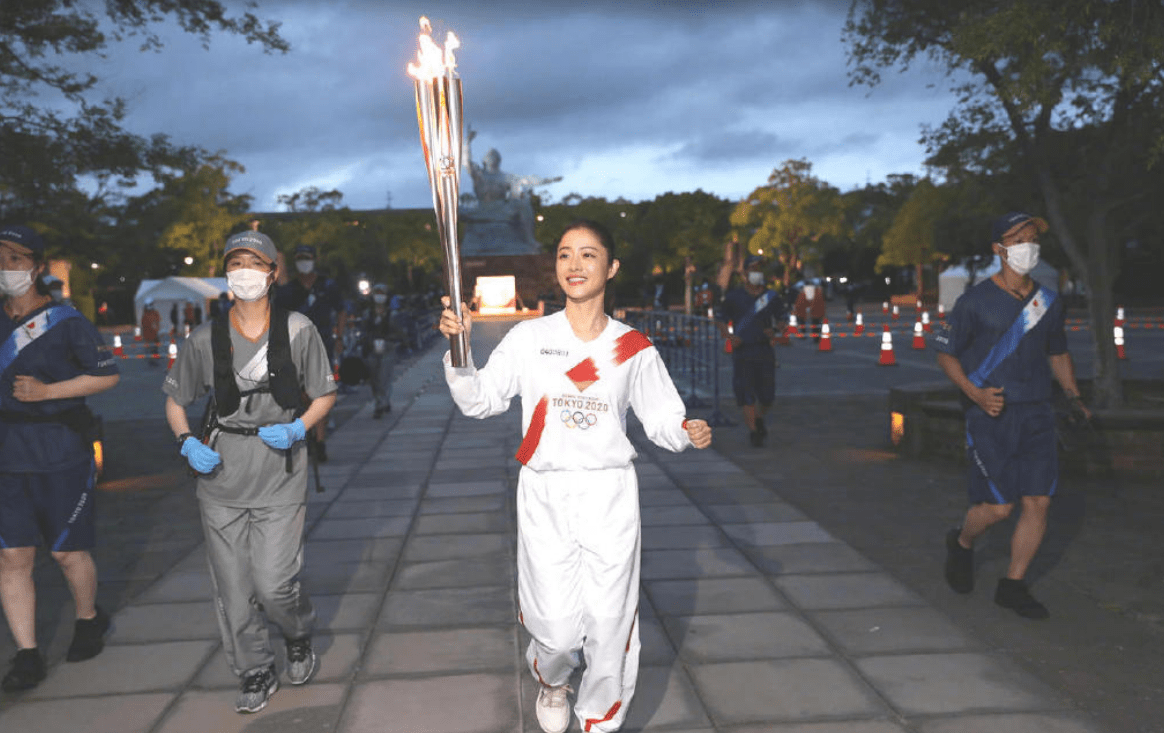 不少粉丝寄语石原里美,希望女神不要给自己过大压力,传递奥运火炬是一