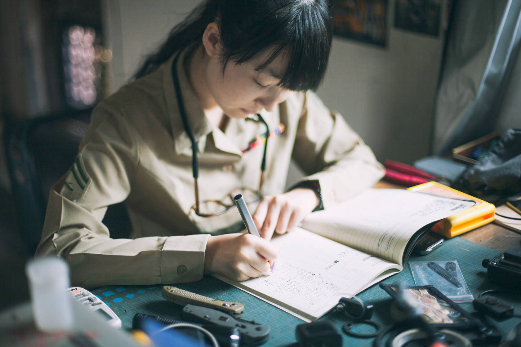 小学生半夜赶作业第2天因发型火了让众人既好笑又心疼