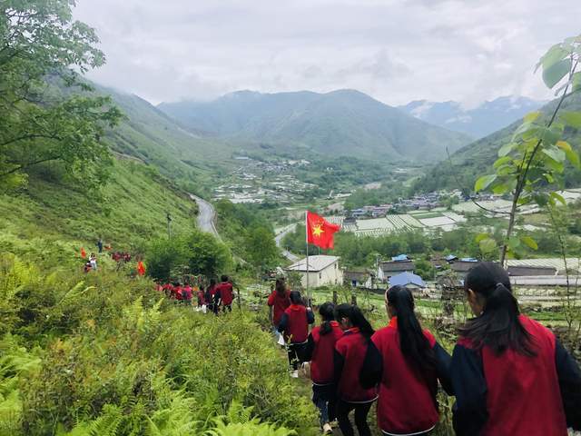 行走的党史课堂红色教育暖童心丨泸定县得妥镇发旺小学研学活动