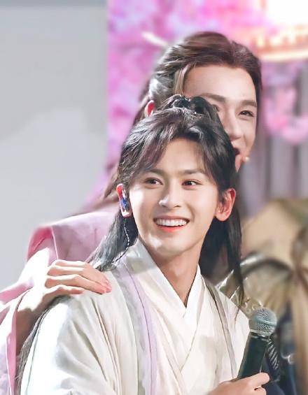 "从明天起我们就是张哲瀚和龚俊了,感谢喜欢张哲瀚和龚俊的人",虽然