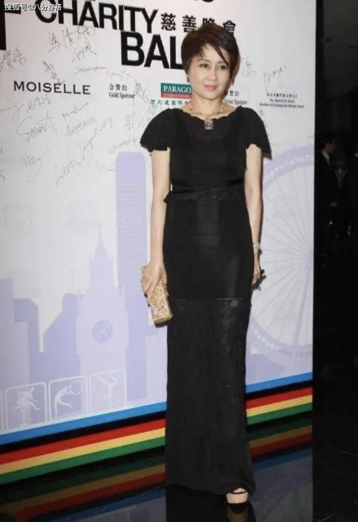 原创梁安琪不愧是赌王四太米色开衫配长裤潇洒利落气场全开