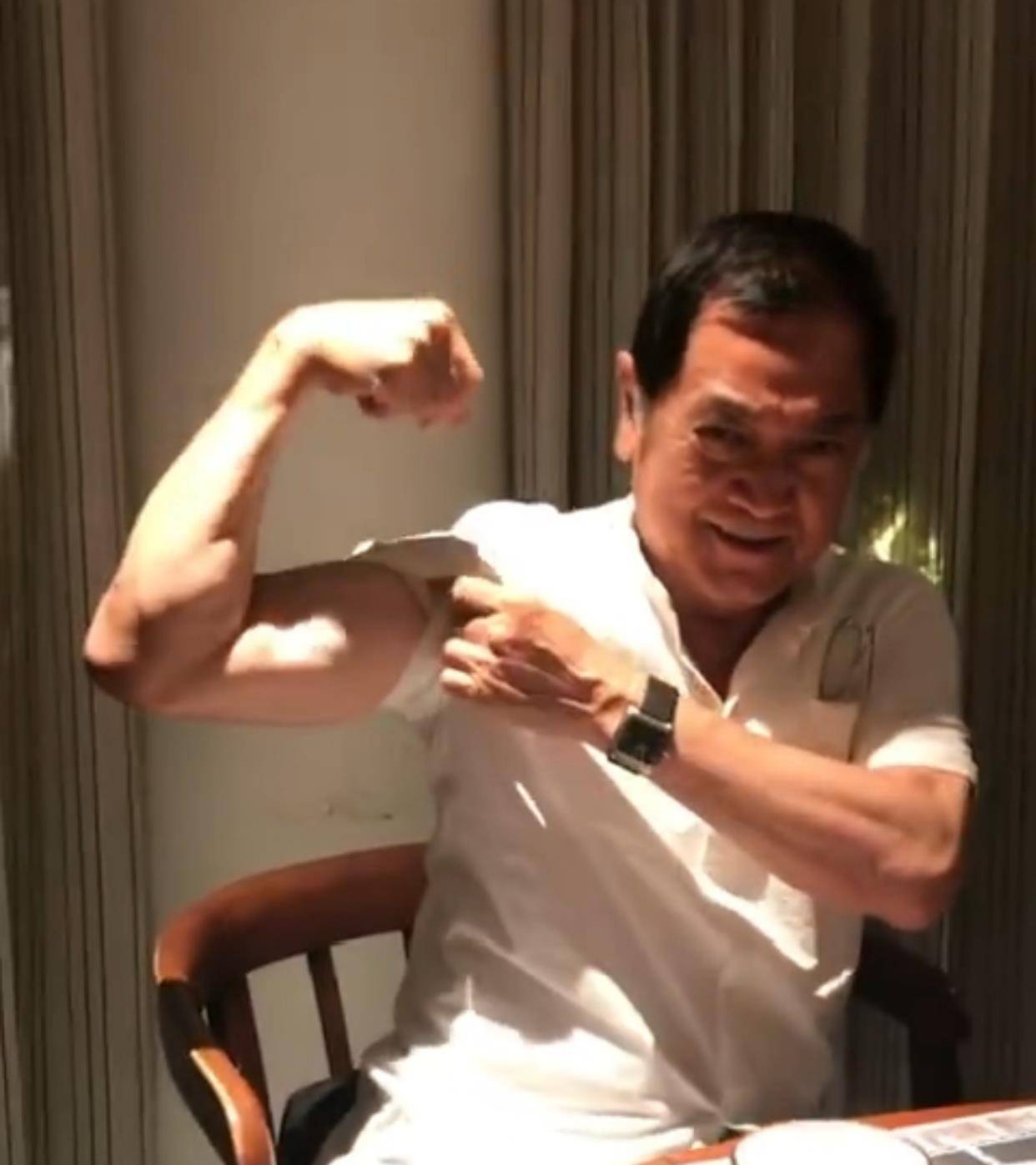 尔冬升大哥秦沛近况曝光,子女在旁庆祝节日,前妻离世却无子送终