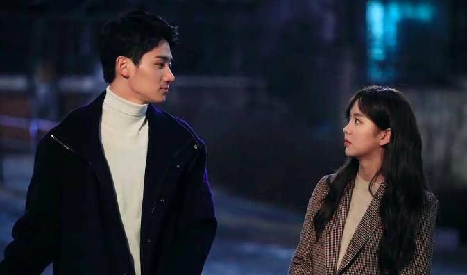 与金所炫的校园之恋很是甜美,一方面又时刻谨记郑家蓝才是官宣的男主