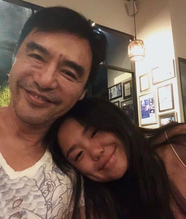 钟镇涛67岁生日获老婆晒恩爱夫妻合照示爱守着陪着爱着你