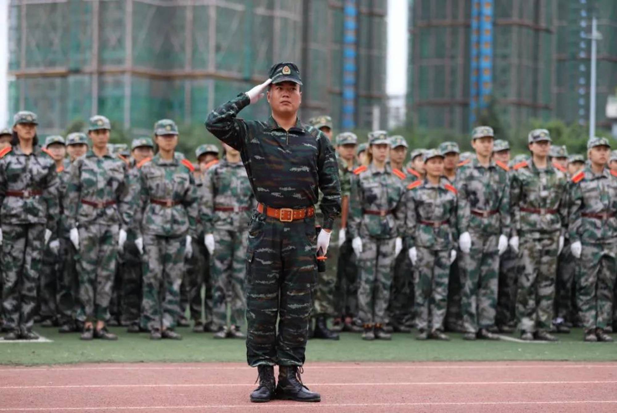 军训时教官盯着女生看知道了原因后学生哑然失笑是我想多了