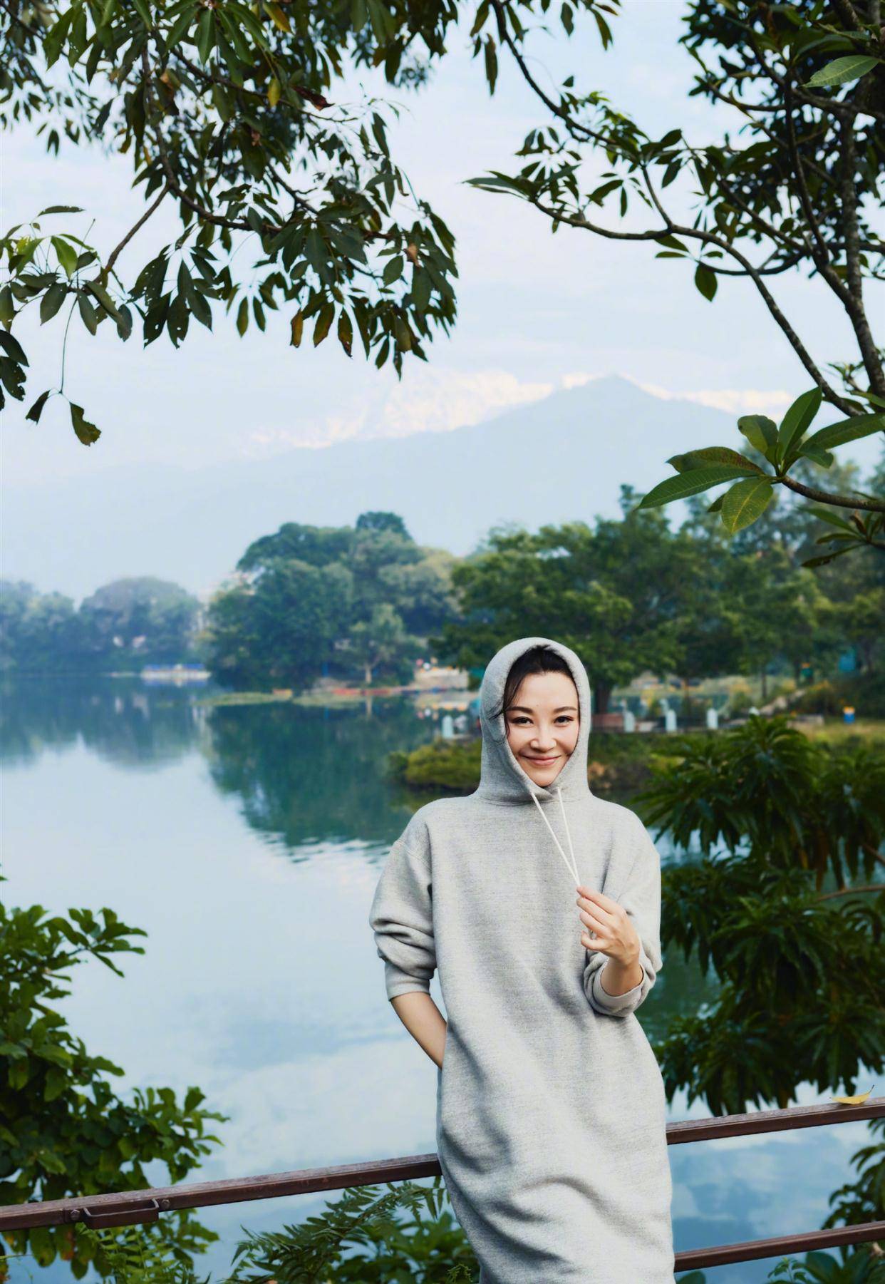 原创52岁许晴装嫩好自然穿粉色长衬衣这鞋子搭配更显少女感