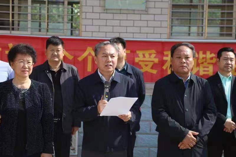 区委副书记高国华主持慰问活动.