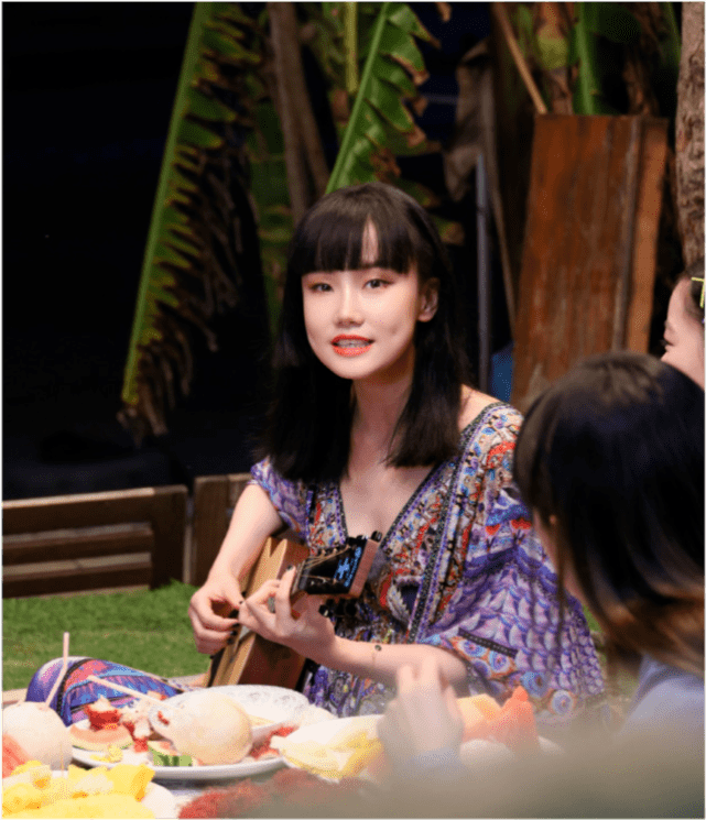 黄龄和男友车内拥吻,对方身份被曝光,网友:可惜不是许嵩_胡洋