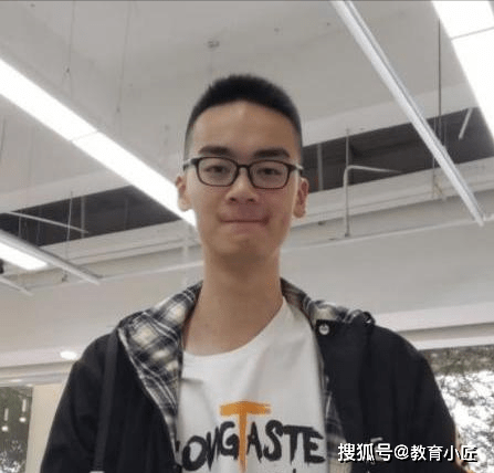 成都49中学生坠亡后续 家属捧遗像瘫坐校门前 此事不简单 孩子