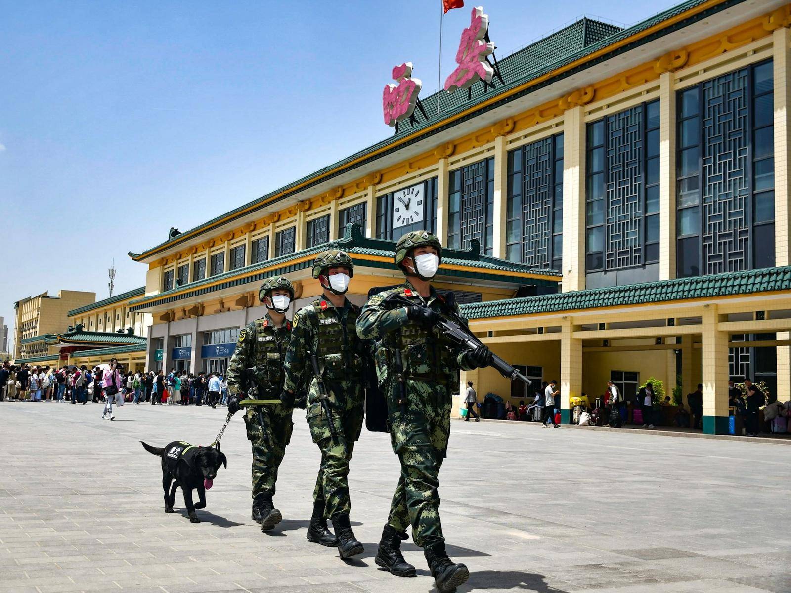 "武警西安支队执勤二中队指导员曾晨说.