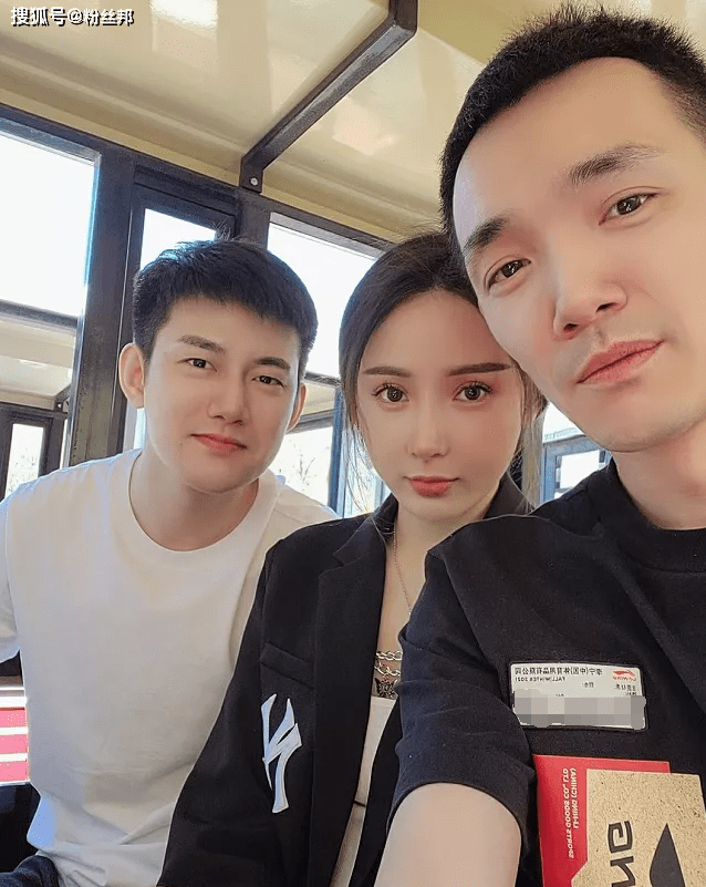原创阿哲婚后携妻度蜜月，晒照钻戒格外抢眼，疑与“神话Q”一同出行