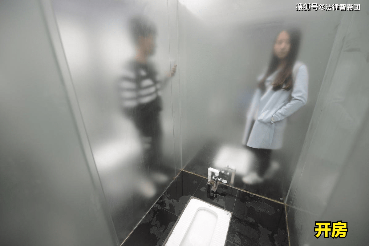 公共厕所没有人的情况下，因为嫌脏嫌臭，可以去异性洗手间吗？ 和女朋友在公共卫生间