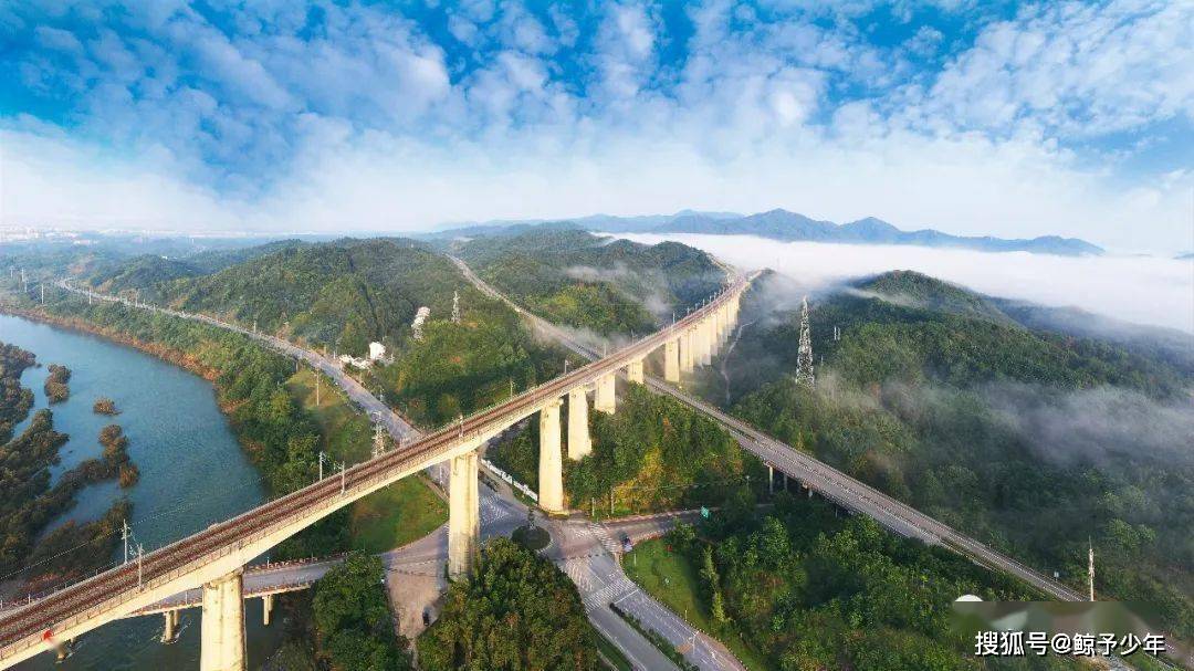 江西景婺黄高速,誉称"中国最美高速",是一条旅游大通道