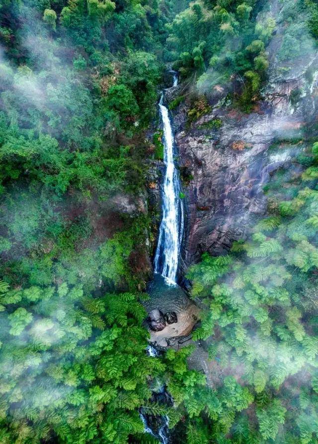 奔流而下的白水飞瀑,绿树成荫的乡村美景,都散发着梁弄山水的独特魅力