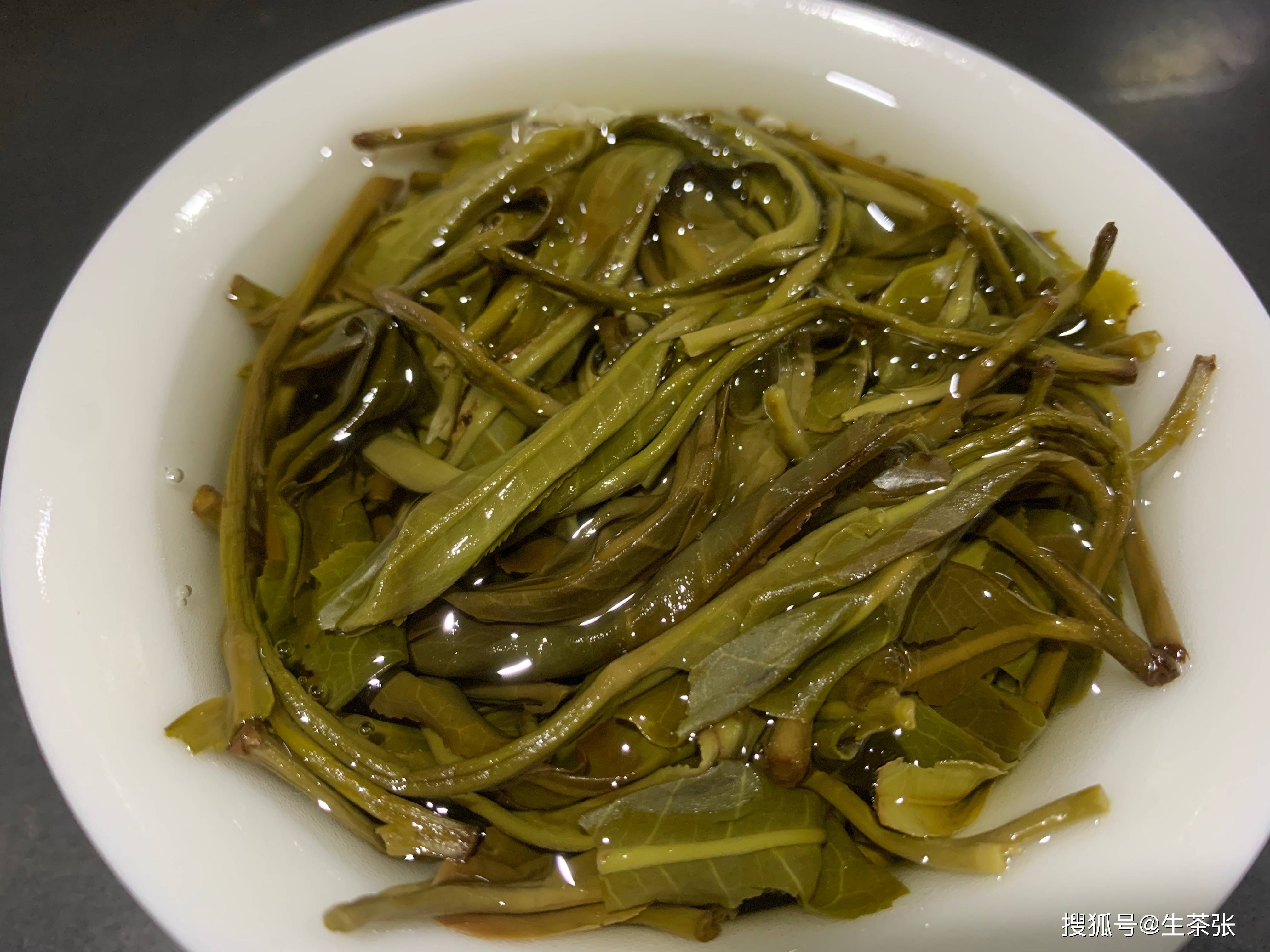 5,叶底辨别普洱生茶的叶底呈栗色或深栗色,叶条质地饱满菜软,充满新鲜