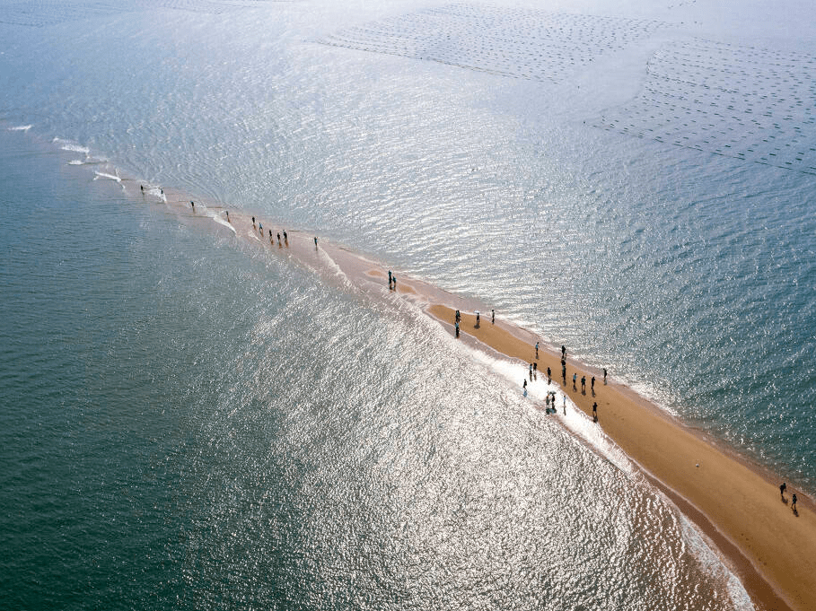 1/ 12 福建省漳州市东山县的海面上的鱼骨沙洲,退潮后大海中间出现一