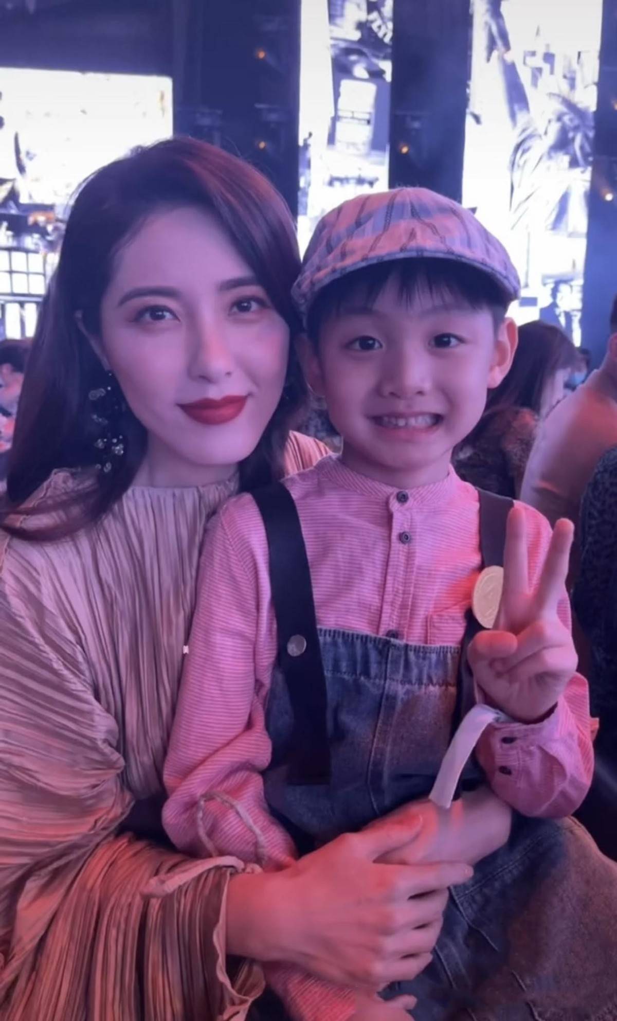 原创44岁曾黎同框童星金遥源穿优雅长裙一直未婚难怪被夸美女姐姐