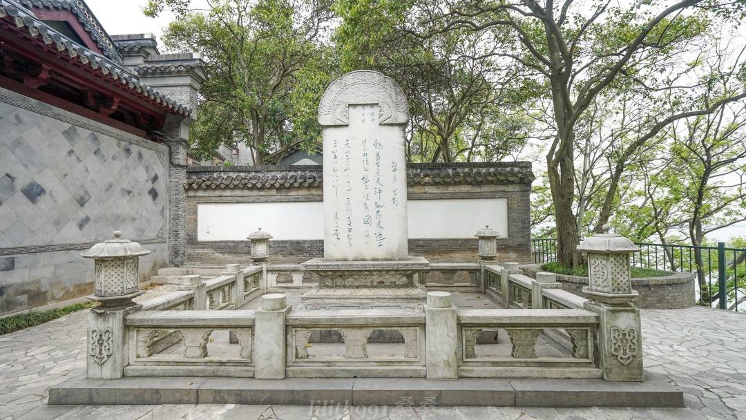 铁塔一侧为长亭,也就是当年刘备与孙尚香相亲,孙权命人埋下刀斧手的