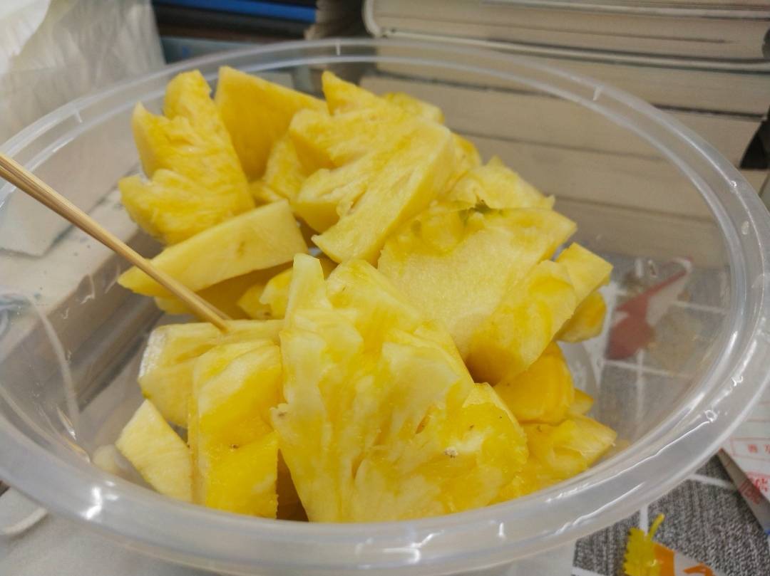 吃菠萝时,用盐水泡大错特错!果农教你正确方法,好吃不扎嘴_食用